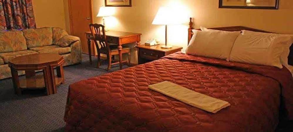 Iron Road Inn Элкинс Экстерьер фото
